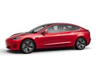 Tesla uvedla na trh nový Model 3. Ten základní to ale stále ještě není