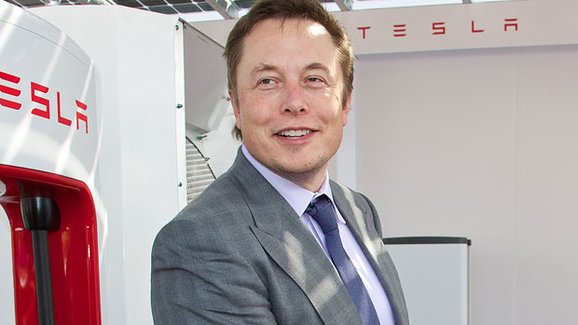 Elon Musk nedostane ani korunu, pokud Tesla nesplní vytyčené cíle. A nejsou malé