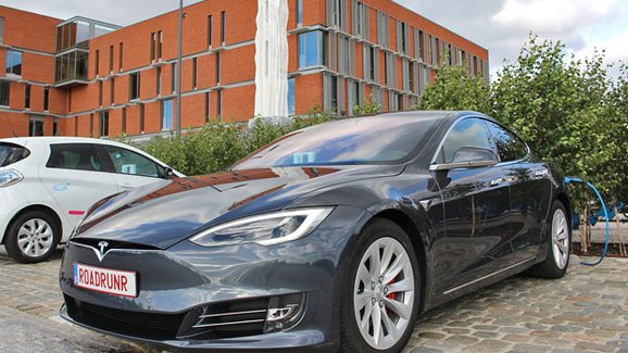Tesla Model S urazila 900 km na jedno nabití! Skvělý dojezd má ale háček…