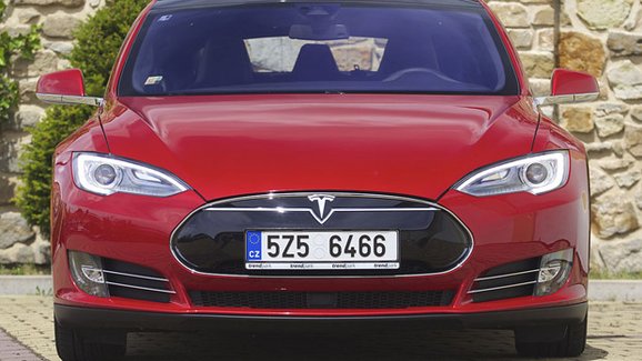 S kým vším sdílí Tesla Model S komponenty? Se supersporty i těžkými náklaďáky