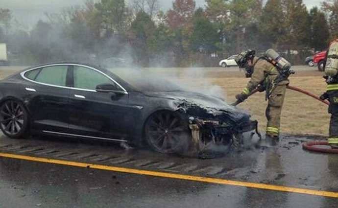 Automobily Tesla trápí požáry, akcie firmy opět klesají