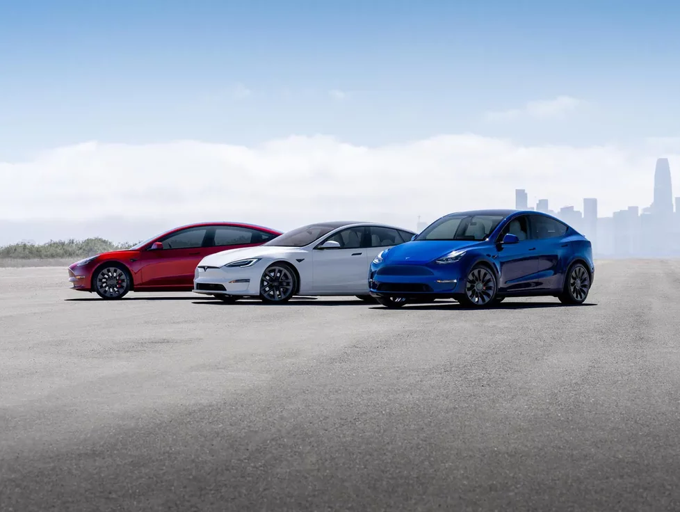 Tesla dodává čtyři modely, na větších pracuje.