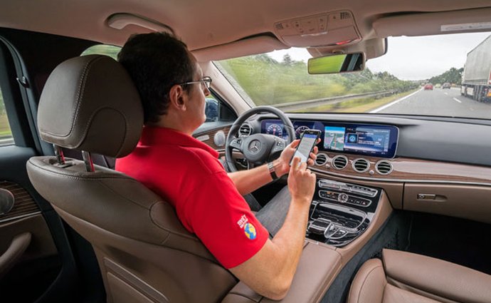 Test systémů autonomního řízení. V problémech Tesla, Mercedes i Volvo