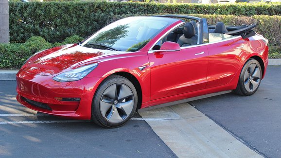 Tesla Model 3 jako kabriolet? Americká společnost vám ji ráda přestaví, připravte si milion