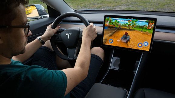 Video: Tesla Model 3 je auto, které prdí, hraje hry a samo popojíždí