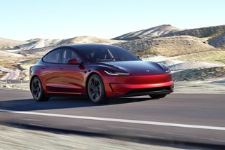 Tesla Model 3 Performance dá stovku za 3,1 sekundy. A nestojí jmění