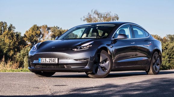 Druhým nejprodávanějším autem Evropy je elektrovůz. Tesla Model 3 předstihla Clio, Corsu i Octavii 