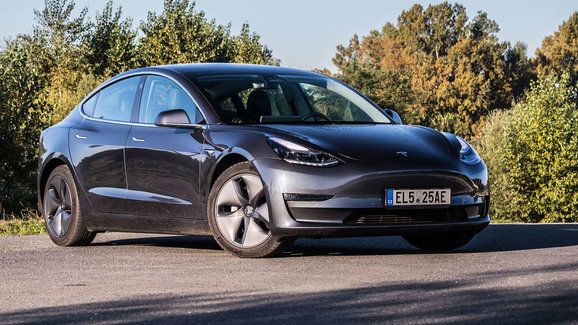 Tesla Model 3 se prý dostala mezi 10 nejprodávanějších aut na světě, míří ale výš