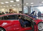 Tesla Model 3 v Číně boduje. Díky snížení cen připomínají showroomy spíš supermarket