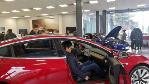 Tesla Model 3 v Číně boduje. Díky snížení cen připomínají showroomy spíš supermarket