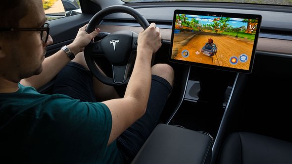 Tesla chce ve svých autech zpřístupnit hry ze Steamu