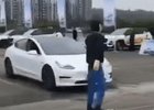 Tesla Model 3 chtěla ukázat, jak zvládá autonomní brzdění. Dokonale propadla