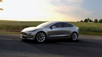 Tesla zbrojí na nový model. Velké investice automobilku srážejí do ztráty