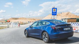 Ojetá Tesla za cenu pár metrů pražského bytu? Elektromobily zlevnily a prodeje letí nahoru Ojetá Tesla za cenu pár metrů pražského bytu? Elektromobily zlevnily a prodeje letí nahoru