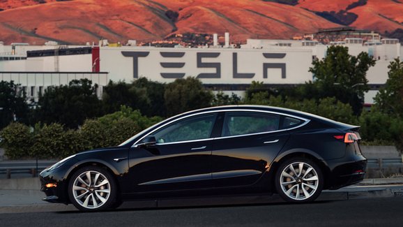 Tesla Model 3 se v prosinci stal třetím nejprodávanějším automobilem v Evropě