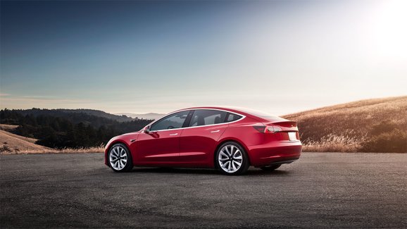 Tesla Model 3 je hitem. Prodává se lépe než BMW 3, 5 a 7 dohromady