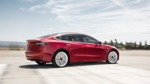 Tesla zažádala o povolení prodávat elektromobily s levnějšími bateriemi