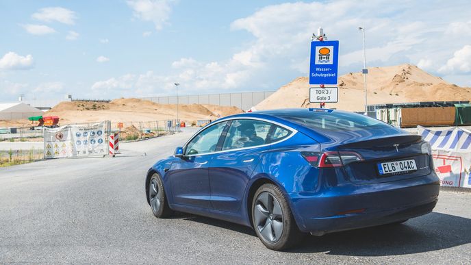 Tesla model 3. Kdo z kryptospekulantů na firmu Elona Muska nezanevřel, mohl si tento vůz pořídit za zhodnocenou investici v řádu desítek tisíc korun.