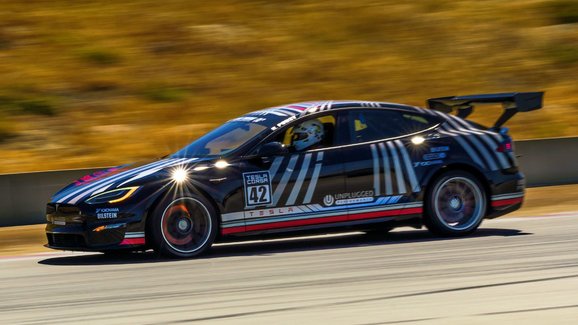 Upravená Tesla Model S Plaid vyrazí na Pikes Peak, za volant usedne Randy Pobst