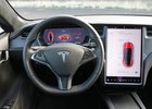 Regulátoři v USA prověřují stížnost na zbytečnou aktivaci brzd u vozů Tesla