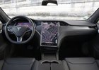 Tesla svolává statisíce vozů kvůli problému s upozorněním na nezapnutý pás