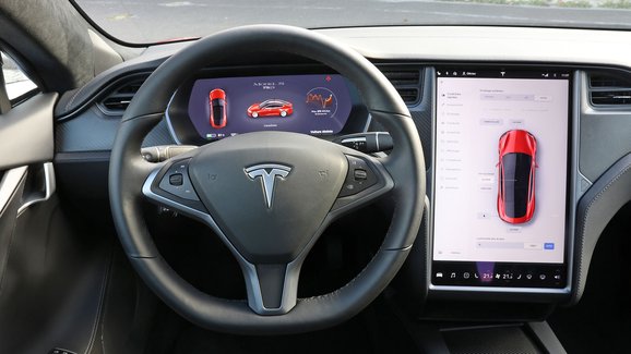 Regulátoři v USA prověřují stížnost na zbytečnou aktivaci brzd u vozů Tesla