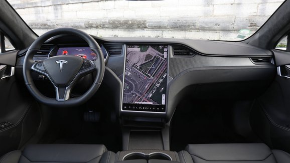 Tesla svolává statisíce vozů kvůli problému s upozorněním na nezapnutý pás