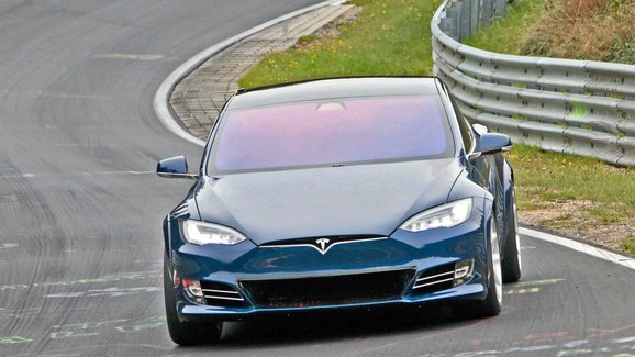 Tesla už prý překonala rekord Porsche na Nürburgringu, má to ale háček