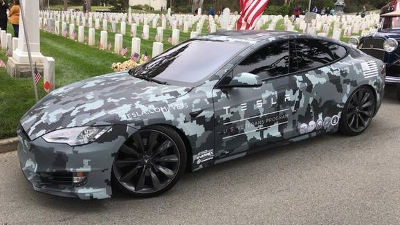 Tesla připomíná Den válečných veteránů unikátním Modelem S Special Ops