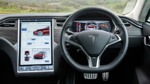 Tesla má uživatelsky nejpřívětivější infotainment: Kdo je nejhorší? 