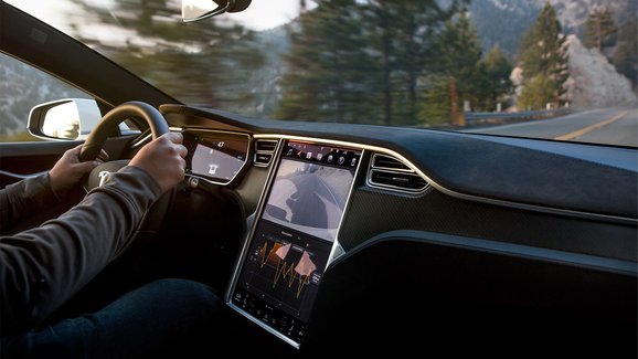 Tesla nabídne Full Self-Driving na měsíc zdarma, ovšem až bude zcela plynulý 