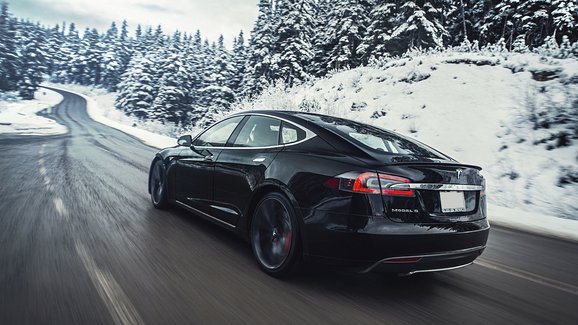 Tesla má první elektromobil s&nbsp;dojezdem 647 kilometrů. A na dalším se pracuje