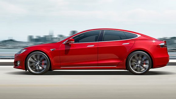 Tesla čelí další žalobě, specifické kliky Modelu S prý zavinily smrt řidiče