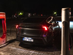 Tesla dovolí odjet od Superchargeru i s kabelem. Pomůže to, když jde o život