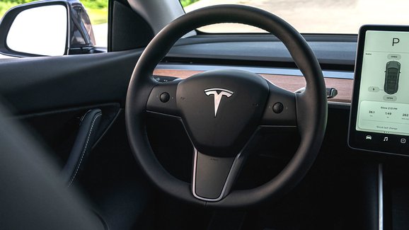 Americký úřad vyšetřuje 120.000 vozů Tesla, dvěma odpadl nepřišroubovaný volant