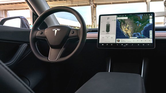 Vozům Tesla se už konečně nebudou plašit stěrače. Elon Musk přiznal chybu