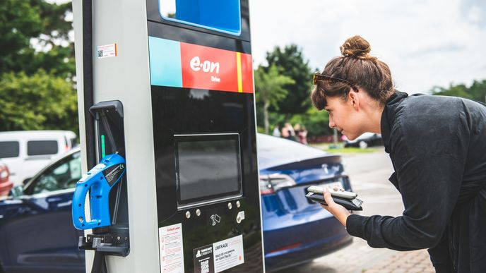 Turbulentní vývoj na trhu s elektřinou ovlivňuje i náklady na dobíjení elektromobilů.