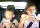Video: Pití v autě? V tesle zhola nemožné!