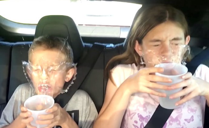 Video: Pití v autě? V tesle zhola nemožné!