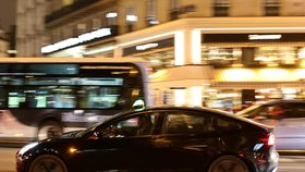 Taxík Tesla v Paříži