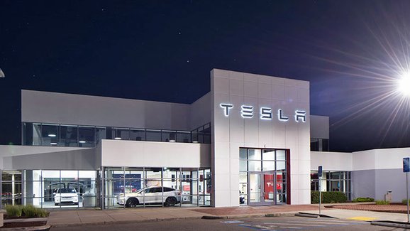 Milovníci značky Tesla se radují. V Česku otevírá její první prodejna!