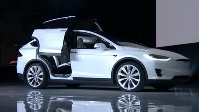 Tesla představila Model X