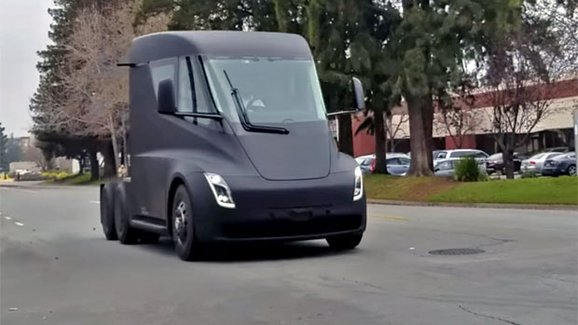 Tesla Semi v běžném provozu vypadá a zní jako rekvizita z natáčení sci-fi filmu