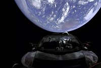 Kabriolet Tesla se odchýlil od své vesmírné trasy. Míří do pásu asteroidů