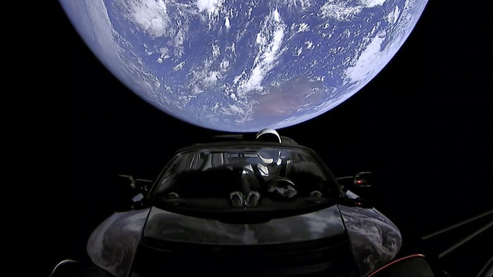 Elektromobil Tesla Roadster obíhá na heliocentrické dráze vesmírem.