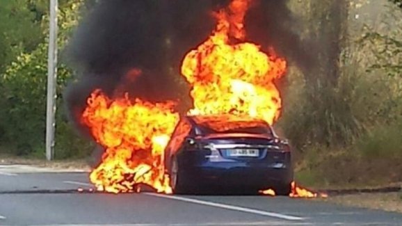 Tesla reaguje na požáry svých vozů. Upraví software...