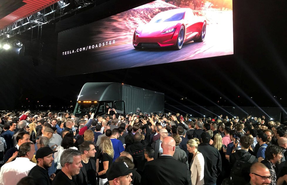 Novinky Tesly: Elon Musk představil elektrický kamion i sporťák.