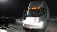 Prototyp elektrického tahače Tesla Semi. Na jedno nabití prý dokáže ujet až 800 km při maximálním zatížení a dálniční rychlosti. Z nuly zvýší rychlost na 96 kilometrů za hodinu bez nákladu za pět sekund a s nákladem za 20 sekund.