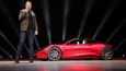 Tesla Roadster. Čtyřmístný automobil ujede na jedno nabití rekordních tisíc kilometrů. Z nuly na rychlost 100 kilometrů za hodinum se dostane za 1,9 sekundy. Na trhu by se měl objevit v roce 2020 při základní ceně 200 000 dolarů.