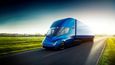 Prototyp elektrického tahače Tesla Semi. Na jedno nabití prý dokáže ujet až 800 km při maximálním zatížení a dálniční rychlosti. Z nuly zvýší rychlost na 96 kilometrů za hodinu bez nákladu za pět sekund a s nákladem za 20 sekund.